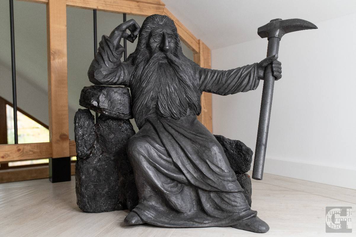 Skarbnik, grafit, węgiel, wys. 73 cm, wyk. Jarosław Namniestnik, własność prywatna, fot. Aneta Czarnocka-K