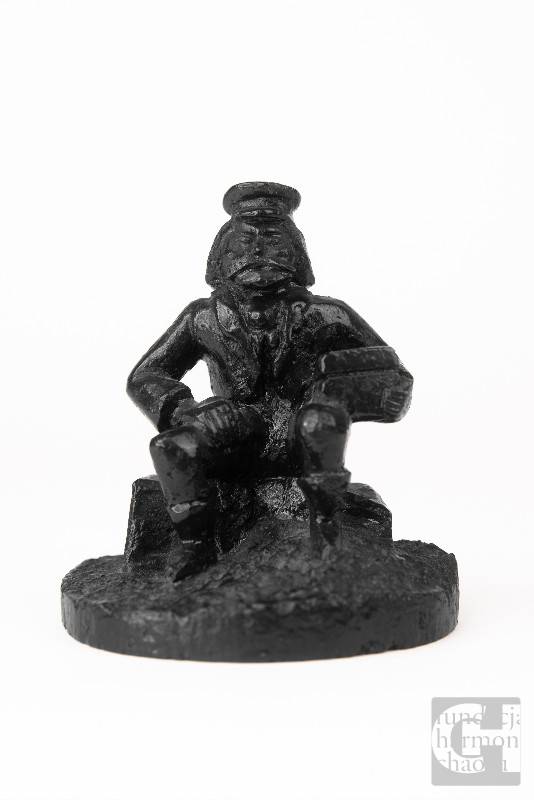 Siedzący mężczyzna, grafit, wys. 11 cm, wyk. Jerzy Soremski, własność prywatna, fot. Maciej Kanik