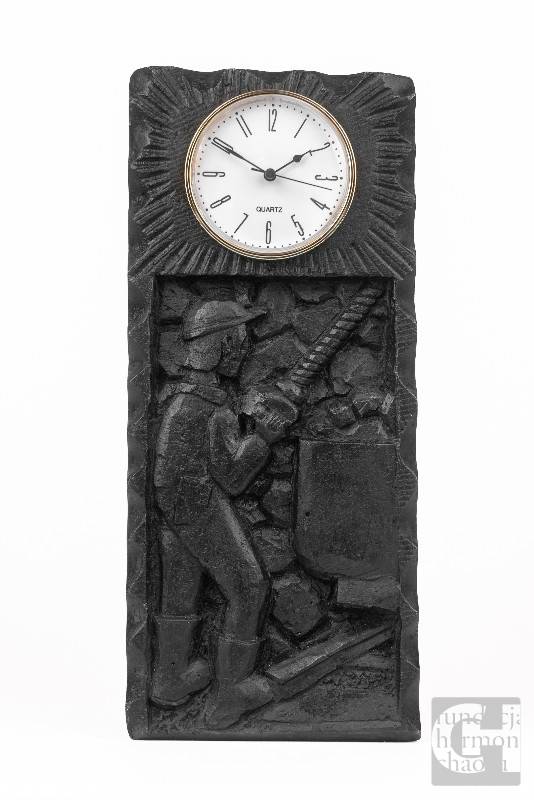 Zegar, grafit, wys. 32 cm, wyk. Jerzy Soremski, własność prywatna, fot. Maciej Kanik