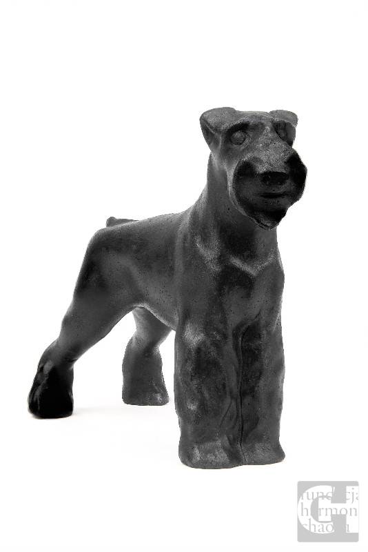 Piesek, grafit, wys. 12 cm, wyk. Józef Król, własność prywatna, fot. Maciej Kanik