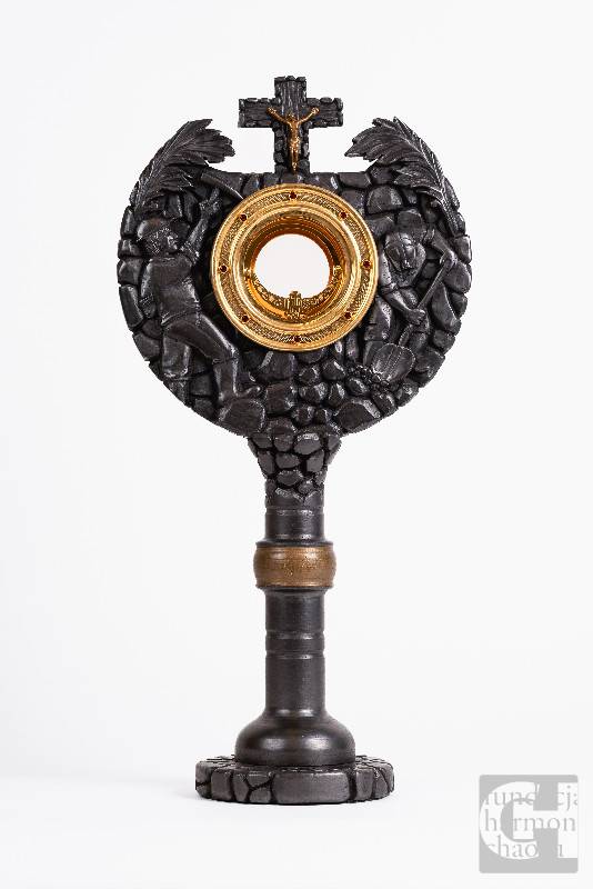 Monstrancja (awers), grafit, wys. 53 cm, wyk. Marian Grzegoszczyk, własność parafii pw. św. Barbary i św. Józefa w Jastrzębiu-Zdroju, fot. Maciej Kanik