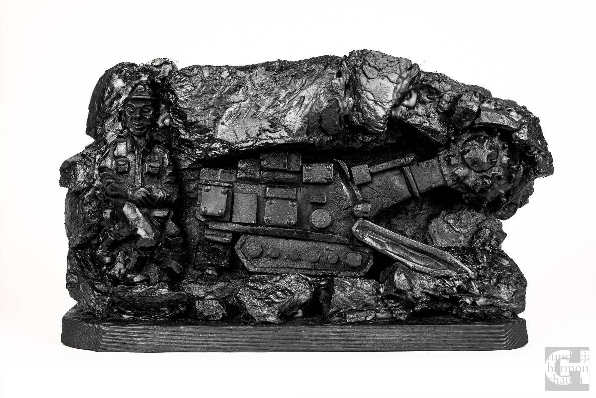 Górnik przy kombajnie, węgiel, grafit, drewno, wys. 28 cm, wyk. Robert Nowak, własność MOK-GHM w Jastrzębiu-Zdroju, fot. Maciej Kanik