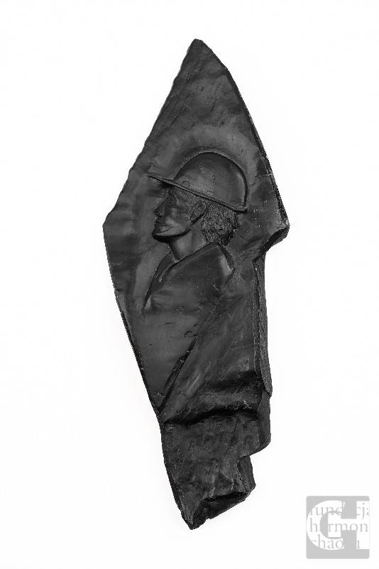 Portret, łupek węglowy, wys. 22 cm, wyk. Ryszard Konas, własność prywatna, fot. Maciej Kanik