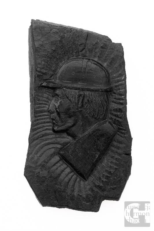 Górnik, łupek węglowy, wys. 18 cm, wyk. Ryszard Konas, własność prywatna, fot. Maciej Kanik