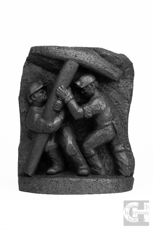 Pod ziemią, grafit, wys. 29 cm, wyk. Ryszard Trybulski, fot. Maciej Kanik