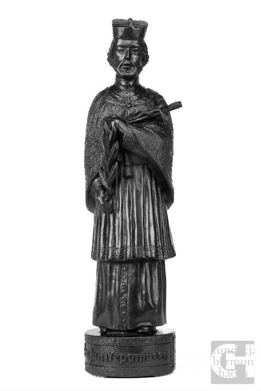 Św. Jan Nepomucen, grafit, wys. 45 cm, wyk. Teresa Makara, własność MOK-GHM w Jastrzębiu-Zdroju, fot. Maciej Kanik